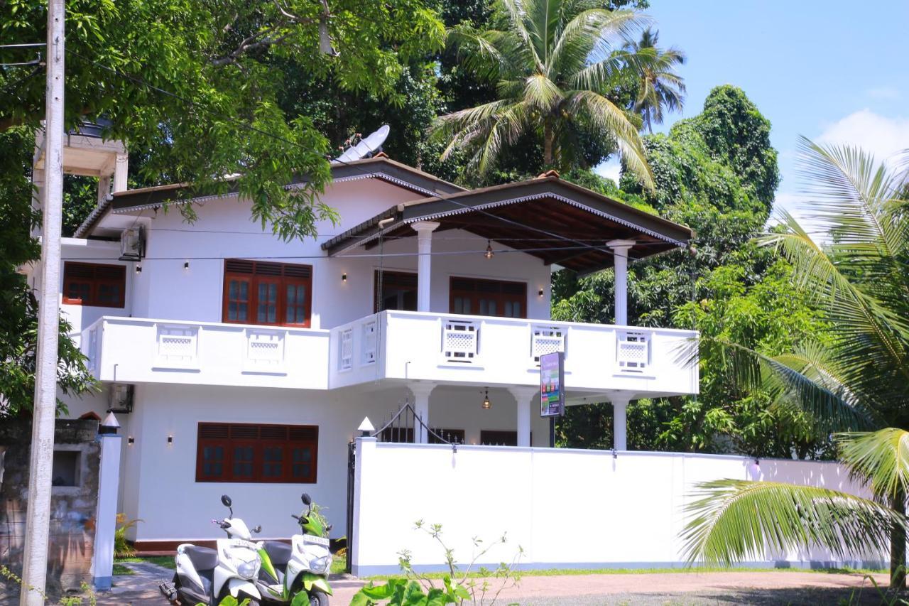 Aken Villa Hikkaduwa Exterior photo